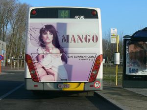 Penelope Cruz is afgebeeld op de achterkant van een bus in Vlaanderen.