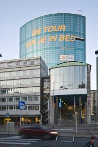 Voor de doortocht van de Tour de France in Rotterdam in 2010 werd OneWayPro® uit zes microgeperforeerde weefsels gekozen om de gebouwen van de stad te bekleden.
