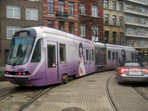 Bezaubernde Folienwerbung auf einer Gelenkstraßenbahn für die Kleidermarke Mango.